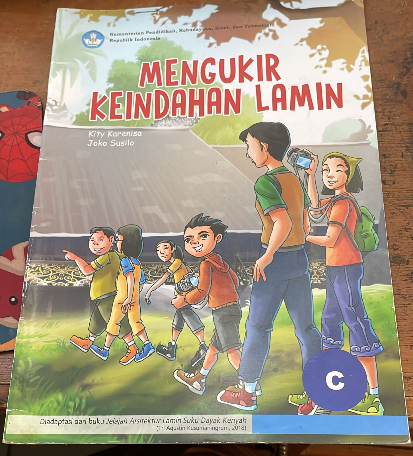 Sampul Mengukir Keindahan Lamin