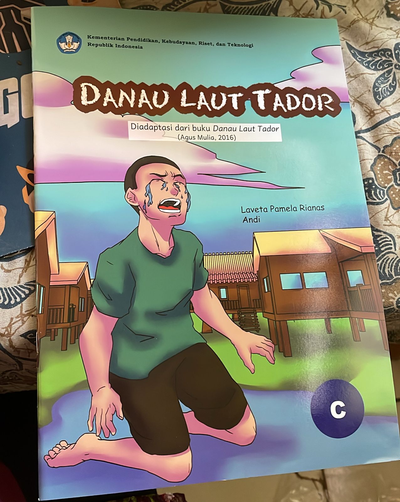 Sampul Danau Laut Tador